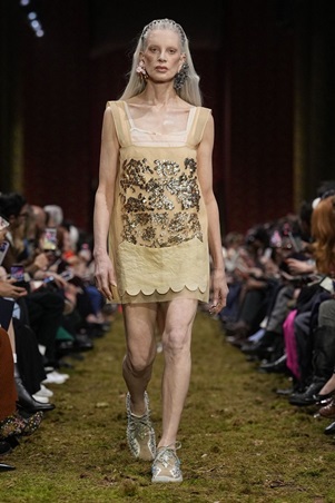 لمسة من الألفينات تعود إلى المنصة